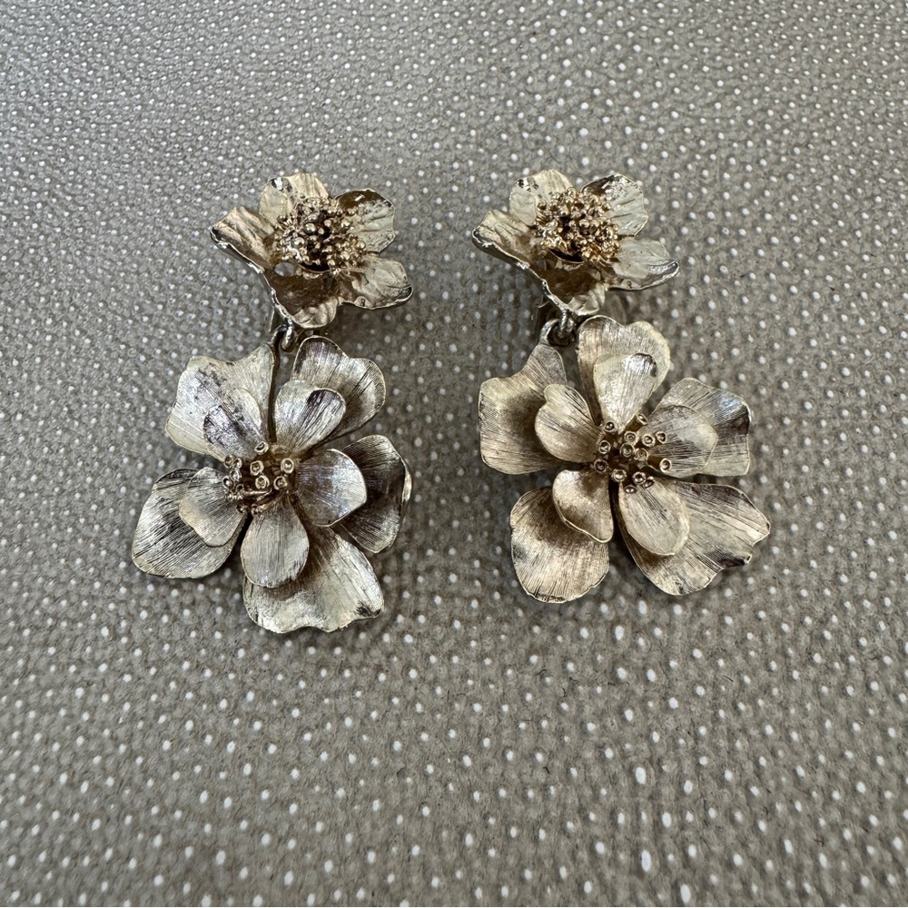 Oscar de la Renta Gold Bold Dangling Flower Drop Clip On Earrings